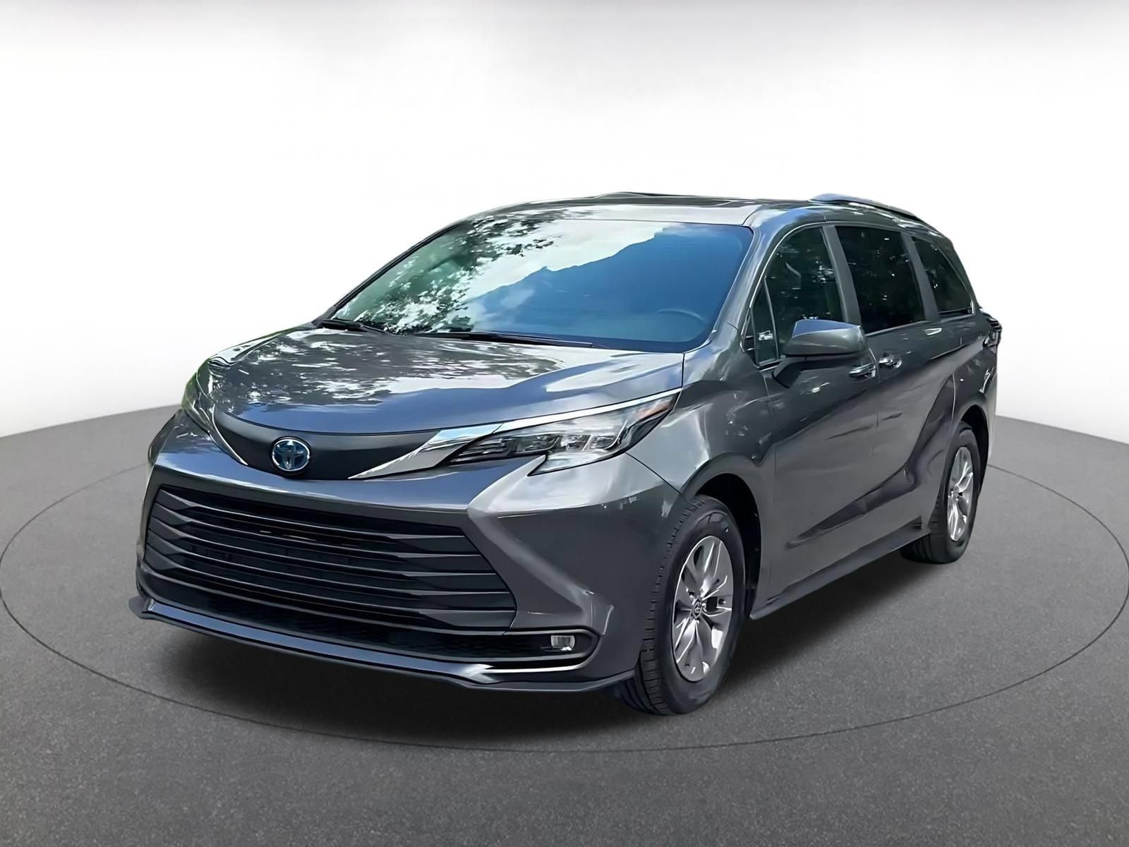 Used 2025 Toyota Sienna XLE FWD image 6