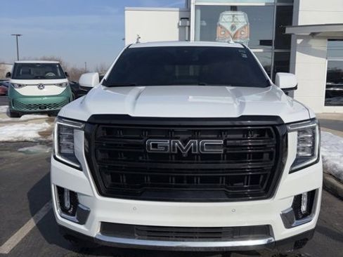 Used 2023 GMC Yukon XL SLT w/ SLT Premium Package image 3