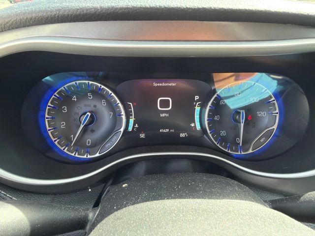 Used 2023 Chrysler Pacifica Touring-L FWD image 16
