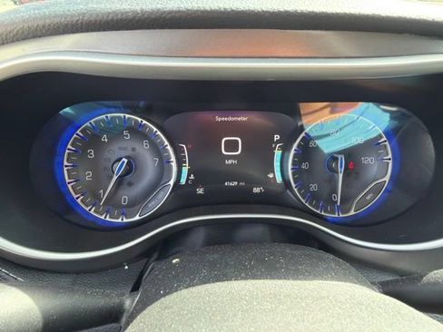 Used 2023 Chrysler Pacifica Touring-L FWD image 16