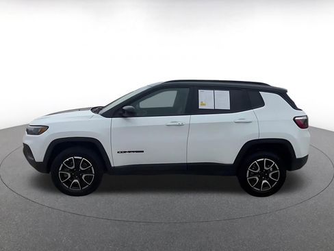 Used 2025 Jeep Compass Trailhawk AWD/4WD image 9