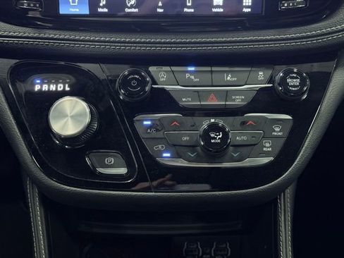 Used 2025 Chrysler Pacifica Limited FWD image 42