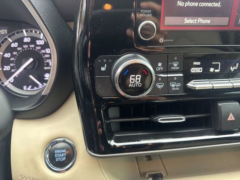 Used 2022 Toyota Highlander XLE image 5