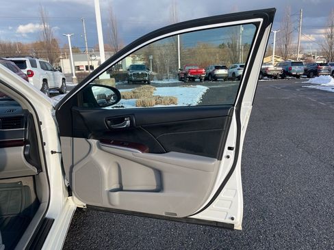 Used 2014 Toyota Camry XLE image 16
