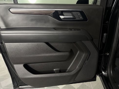 Used 2025 Chevrolet Suburban Z71 image 28