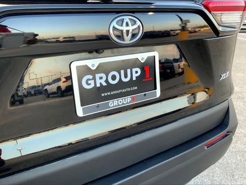 Used 2021 Toyota RAV4 XLE Premium image 9