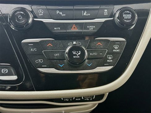 Used 2024 Chrysler Pacifica Touring-L image 18