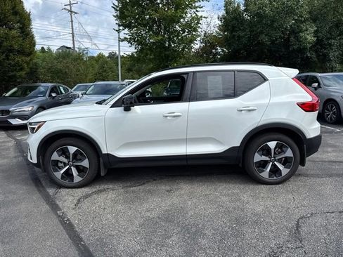 Used 2024 Volvo XC40 B5 Core AWD/4WD image 2