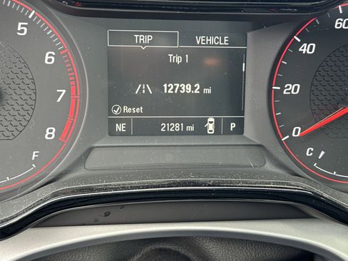 Used 2025 Chevrolet Trax RS w/ Sunroof Package image 16