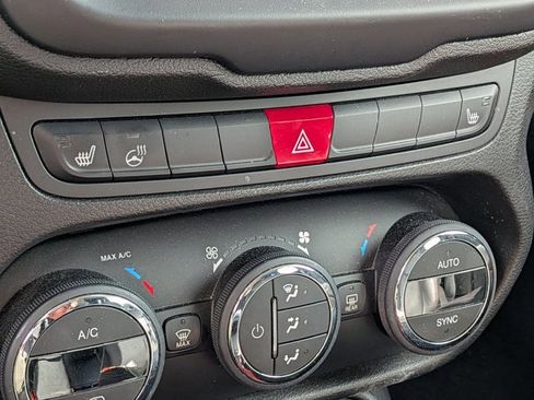 Used 2015 Jeep Renegade Trailhawk w/ Premium Leather Group image 11