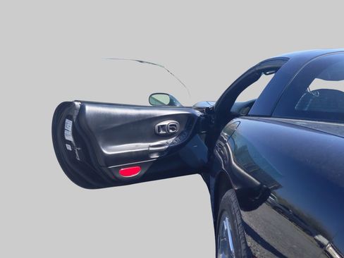 Used 1998 Chevrolet Corvette Coupe w/ Performance Handling Pkg image 16