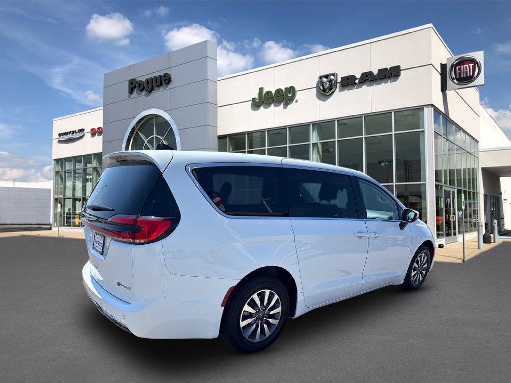Used 2023 Chrysler Pacifica Touring-L FWD image 3