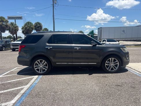 Used 2017 Ford Explorer Limited w/ Equipment Group 301A FWD image 2