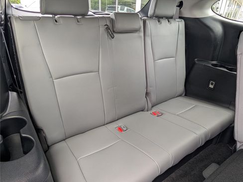 Used 2023 Toyota Highlander XLE AWD/4WD image 13
