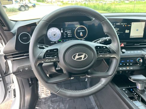 Used 2025 Hyundai Elantra SEL FWD image 14