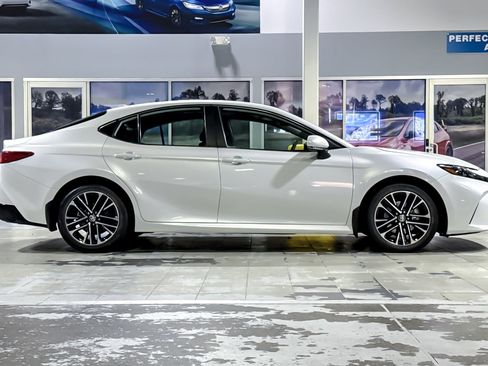 Used 2025 Toyota Camry XLE image 7