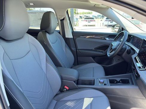 New 2025 Volkswagen Tiguan SE image 9