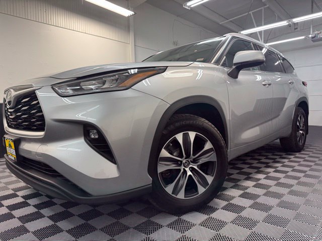 Used 2022 Toyota Highlander XLE AWD/4WD image 3
