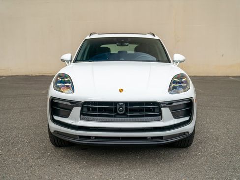 Certified 2025 Porsche Macan image 6