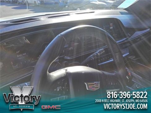 Used 2024 Cadillac Escalade ESV Premium Luxury image 4