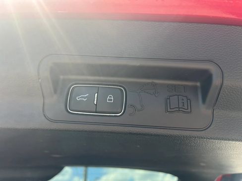Used 2022 Ford Explorer Limited w/ Equipment Group 301A AWD/4WD image 33