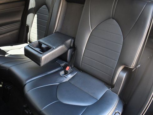 Used 2021 Toyota Highlander XLE AWD/4WD image 23