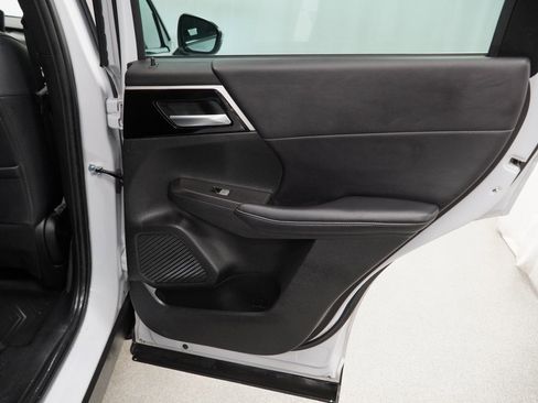 Used 2023 Mitsubishi Outlander SE image 47