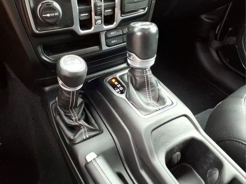 Used 2020 Jeep Wrangler Unlimited Sahara w/ Uconnect 4C Nav & Sound Group AWD/4WD image 20