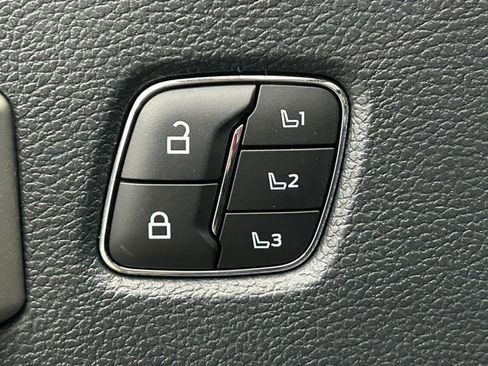 Used 2022 Ford F250 Lariat w/ Black Appearance Package image 11