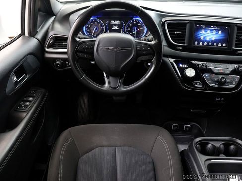 Used 2020 Chrysler Pacifica Touring w/ S Appearance Package FWD image 17