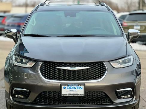 Used 2021 Chrysler Pacifica Limited w/ Uconnect Theater Family Group image 6