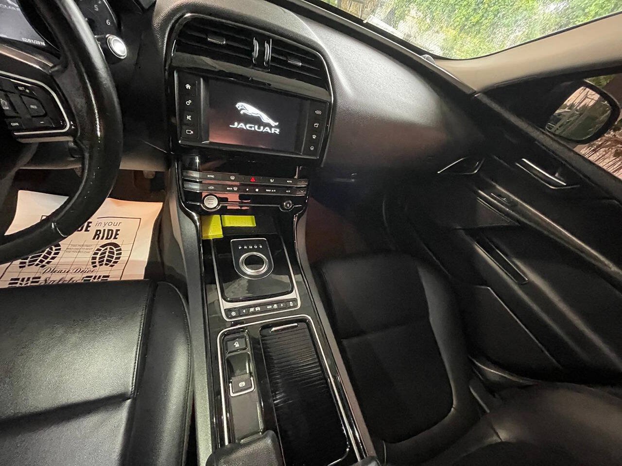 Used 2018 Jaguar XE Premium RWD image 10