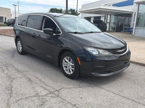 Used 2017 Chrysler Pacifica Touring FWD image 1