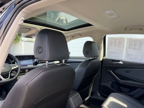 Certified 2025 Volkswagen Jetta SE w/ Sunroof Package image 16