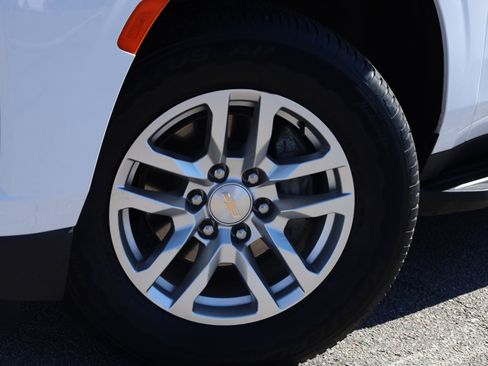 Used 2024 Chevrolet Suburban LT image 16