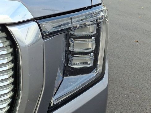 Used 2021 GMC Yukon XL Denali w/ Denali Premium Package image 9