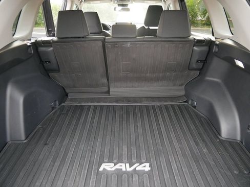 Used 2022 Toyota RAV4 LE AWD/4WD image 12