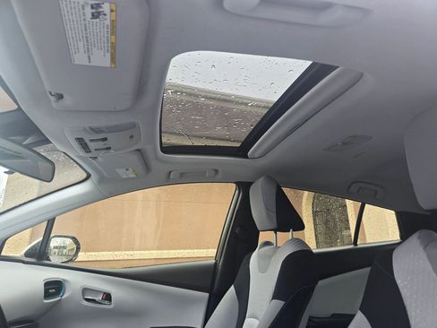 Used 2018 Toyota Prius Three w/ Advanced Technology Package image 31