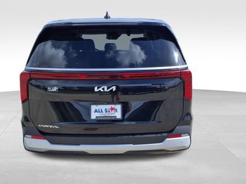 Used 2025 Kia Carnival image 8