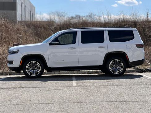 Used 2024 Jeep Wagoneer Series II w/ Flexible Seating Group image 5