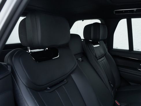 Used 2025 Land Rover Range Rover SV image 29