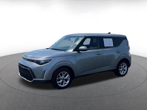 Used 2025 Kia Soul LX w/ LX Technology Package FWD image 8