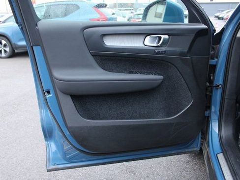 Used 2025 Volvo XC40 B5 Plus image 10