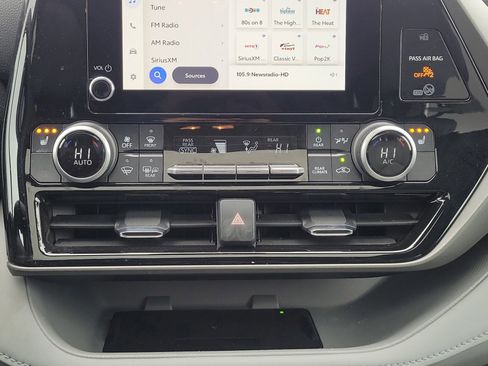 Used 2024 Toyota Highlander XLE AWD/4WD image 31