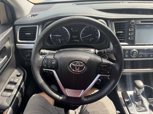 Used 2018 Toyota Highlander XLE AWD/4WD image 21