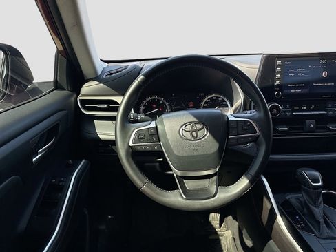 Used 2022 Toyota Highlander XLE AWD/4WD image 22