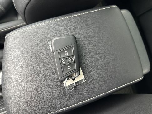 Certified 2024 Volkswagen Tiguan SE w/ Panoramic Sunroof Package image 7