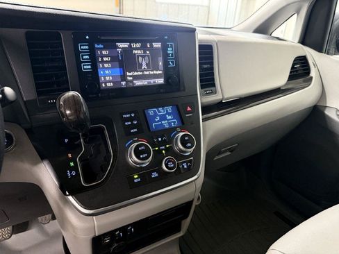 Used 2017 Toyota Sienna XLE w/ XLE Navigation Package AWD/4WD image 17