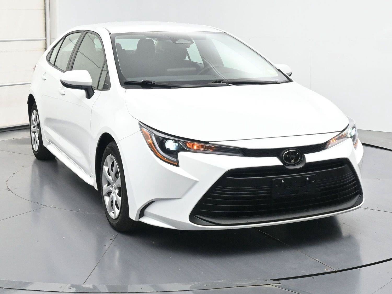 Used 2025 Toyota Corolla LE FWD image 8