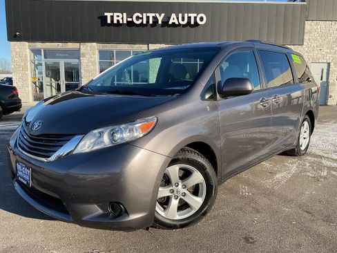 Used 2015 Toyota Sienna LE image 1